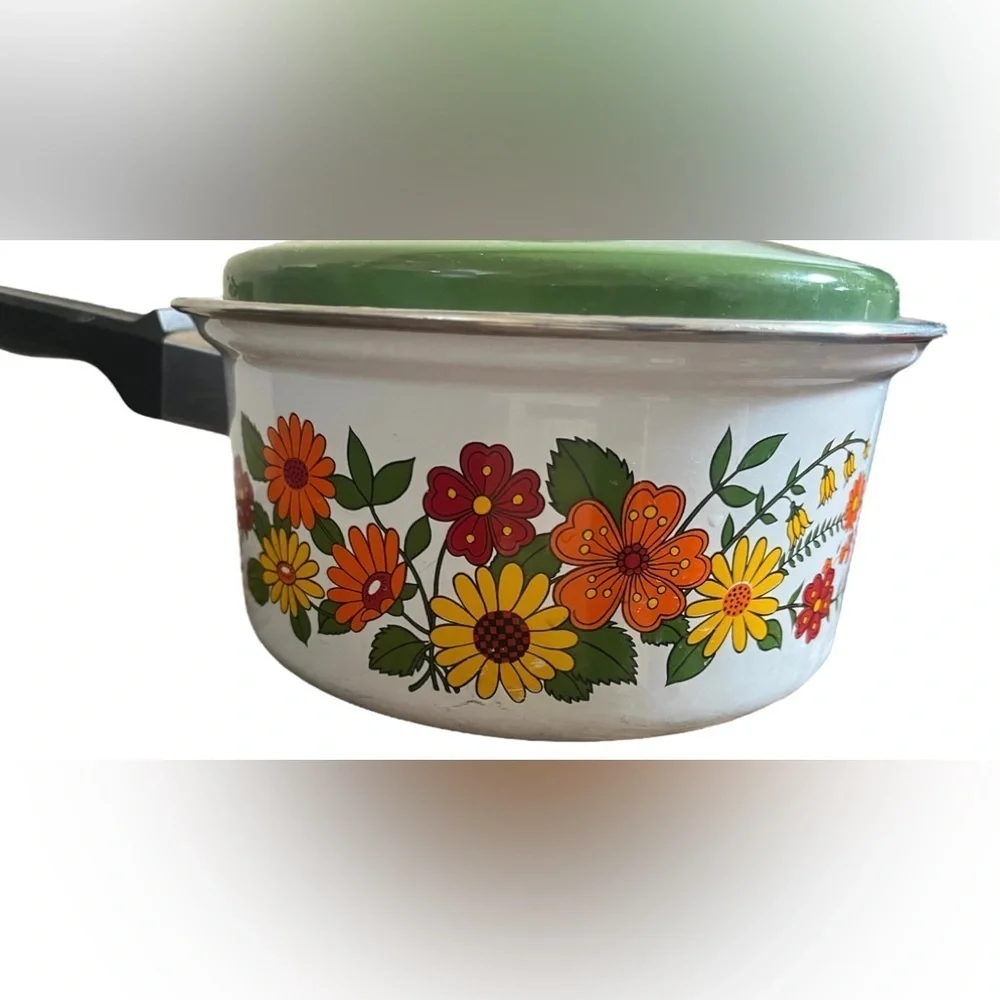 Vintage 2.5 quart groovy flower power saucepan with lid